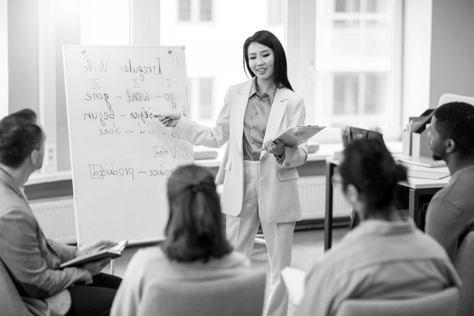 Profesional utilizando plataforma educativa empresarial