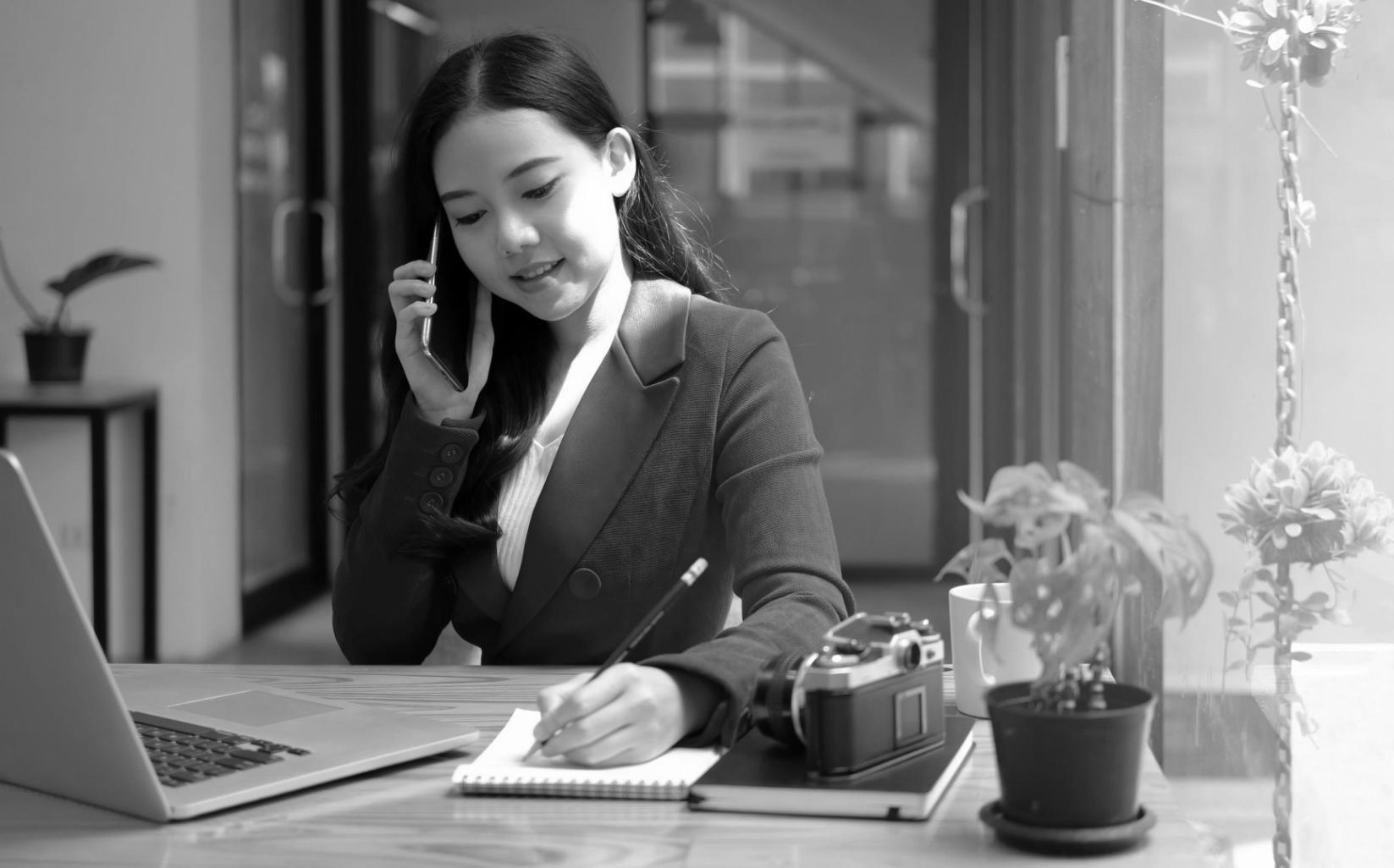 Profesionales trabajando en estrategias financieras avanzadas