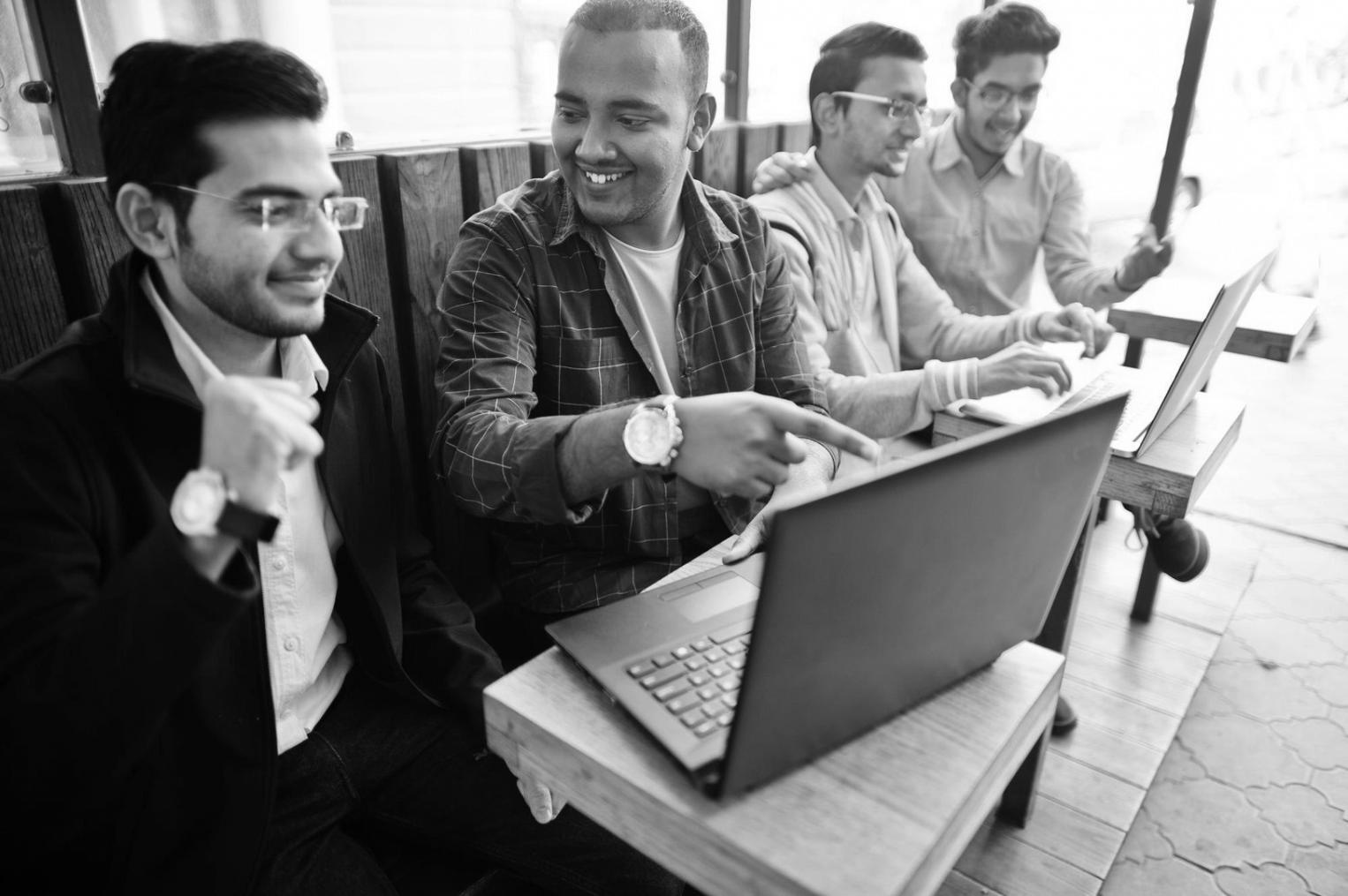 Equipo de fresquonelix trabajando en estrategias colaborativas en oficina moderna de Málaga